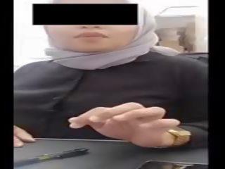 Hijab lassie dengan besar payu dara heats beliau juvana di kerja oleh webcam