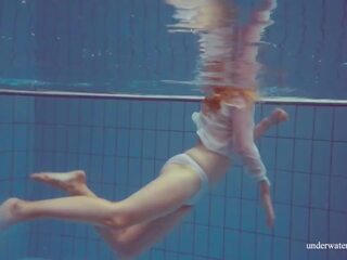 Superb ยั่วยวน ยาก ขึ้น วัยรุ่น femme fatale melisa darkova การว่ายน้ำ นู้ด alone
