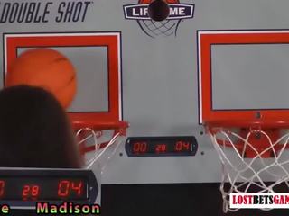 Twee schattig meisjes spelen een spelletje van striptease basketbal shootout