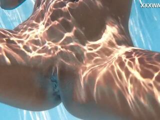Ausgezeichnet venezuelan femme fatale im blank und fett pool- schwimmen sitzung