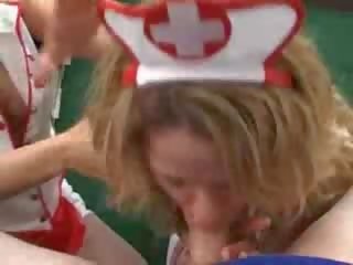 2 caliente enfermeras dar un mamada