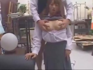 Berpayu dara besar gadis sekolah menggosok zakar/batang dengan payu dara mendapat beliau berambut lebat faraj fucked pada yang sofa dalam yang pejabat