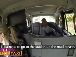 Vrouw namaak taxi terug zetel pijpen van rondborstig blondine driver voor gelukkig dekhengst