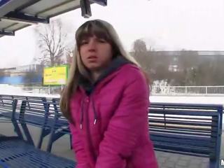 Mince euro fille baisée en une train cabine