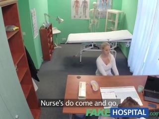 Fakehospital blond avec grand seins veut à être une infirmière