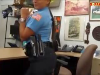 Policija virsnieks ar milzīgs krūtis got fucked uz the slepenā istaba