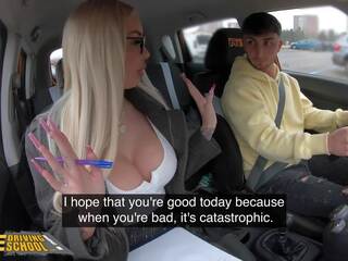 Підробка driving школа - блонди секс бомба приймає молодий youngster на a driving огляд який ends з його каммінг в її рот