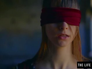 Направо ученичка е със завързани очи от лесбийки преди тя оргазми възрастен филм клипове