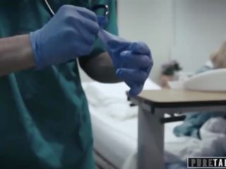 Čistý tabu perv doc dává dospívající pacient vagína zkouška