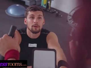Fitnes kamar besar kemaluan laki-laki pribadi pelatih keparat mempesona orang berambut pirang di exercise bike
