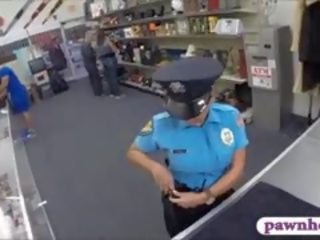 Ms policja oficer pieprzony przez pawnkeeper wewnątrz the pawnshop