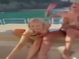 Zabawa kochający laski na za łódka