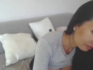 Seksowne azjatyckie leilee kamerka internetowa dokuczanie na the sofa: darmowe porno 0e
