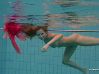 Silvie, ein euro teenager, showcasing sie schwimmen prowess