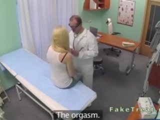 סקסי בלונדינית מזיין רופא