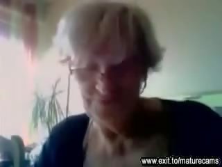 55 aastat vana vanaemake näitab tema suur tissid edasi kaamera video