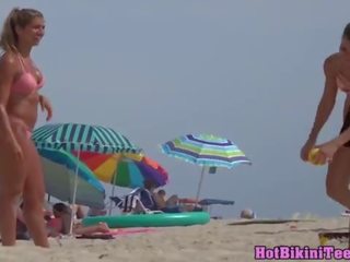 Кокетливий відповідати білявка підліток великий дупа шпигунська камера вуайеріст пляж