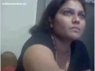 Desi aunty naakt op webcam tonen haar groot boezem & poesje mms