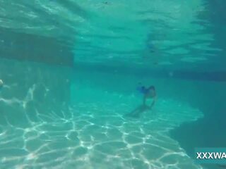 Terrific brunette prostituert sukkertøy swims undervann, xxx film 32