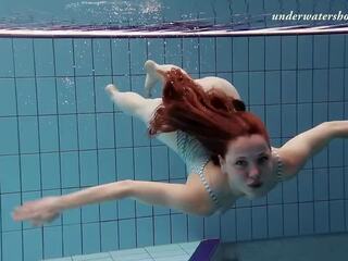 Lüstern tschechisch femme fatale salaka swims nackt im die tschechisch schwimmbad