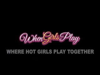 Kad meitenes spēlēt: lesbiete kari un lilija uz istabene līdz lūdzu the owner