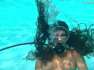 Nora shmandora underwater dildon handling, vuxen film 0f