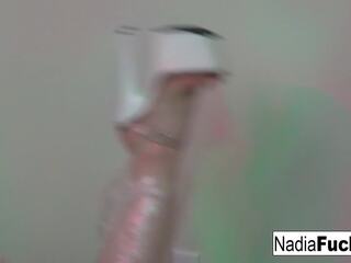 Nadia fehér van wrapped -ban műanyag