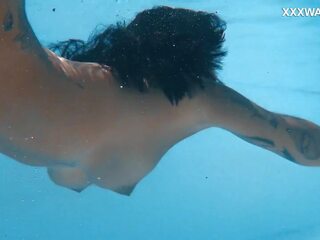 Venezuelan diva sensual debaixo de água showcase