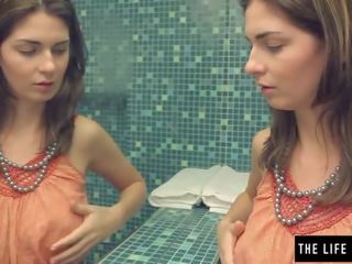 Captivating μελαχρινός/ή watches τον εαυτό της σε ο καθρέφτης ως αυτή αυνανίζεται Ενήλικος βίντεο βίντεο