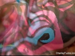 Test paint csúfolás -val a csinos charley üldözés trágár csipesz videókat