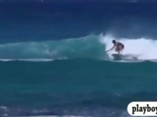 Γυμνός badass babes enjoyed νερό surfing με ο πραγματικός pro