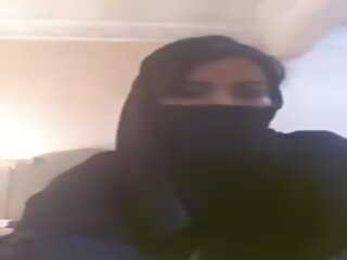 Arab kobiety w hidżab pokaz jej cycki, x oceniono film a6