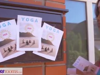 Thể dục phòng người lớn kẹp yoga vì to ngực á châu đồng tính nữ: giới tính af