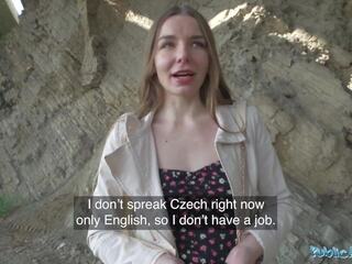 Öffentlich agent - hübsch jung lange behaart ukranian brünette warten für freunde agrees bis haben erwachsene klammer mit ein fremder draußen