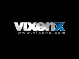Vixenx 二 ホット ブルネット 十代の若者たち フェラチオ と セックス 三人組