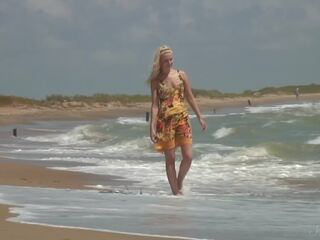 כל טבעי בלונדינית mermaid agnes הולך רזונת טְבִילָה ב ה חוף!