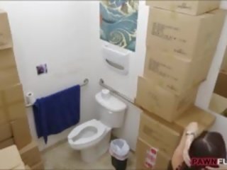 Seksowne amatorskie wytatuowany dziewczyna pieprzony w pawnshops toaleta
