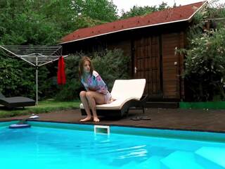 Húngara bonita magrinha característica hermione nua em piscina