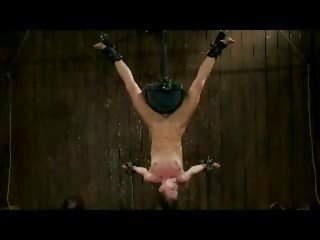 Flicka hanging upside ner med vibratorn i fittor få henne kropp tortured med klipp vispad av mästare i den fängelsehåla