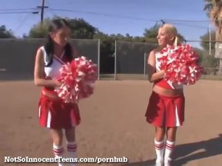 Seksi seks tiga orang dengan 2 cheerleaders!