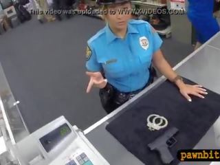 Polis officer pawns henne fittor n körd