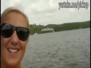 Krūtainas blondīne izpaužas paid par rāda viņai milzīgs krūtis par a laiva