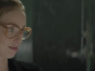 Freya mavor - de dame in de auto met bril en een pistool (2015)