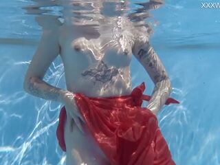 泳 水池 smashing erotics 同 mimi cica 连衣裙的 向上