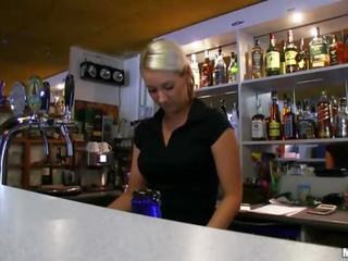 Príťažlivé bartender kočka lenka fucks pre hotovosť