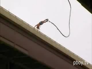 Kolm hämmastavalt seksikas ameerika elumees mudelid minema ihualasti bungee jumping