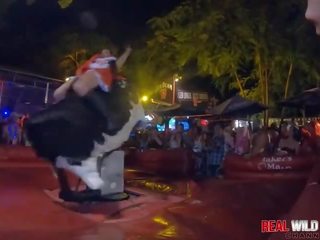 Гол проститутките бик езда при флаш фест 2018 див и навън на контрол
