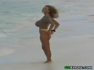 Barmfager babe ved den strand