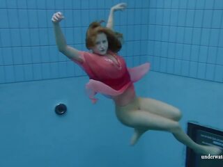 Silvie, egy euró tini, showcasing neki úszás prowess