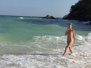 Uly emjekli ýaşlar mermaid delilah washes her curvy naked body on the shore!